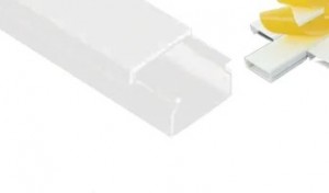 CANALINA IN PLASTICA BIANCA  CON ADESIVO 2m 20x10mm
